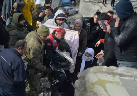 Cursă contra cronometru pentru salvarea oamenilor de sub dărâmături în Turcia și Siria. Șansele de supraviețuire scad și din cauza frigului