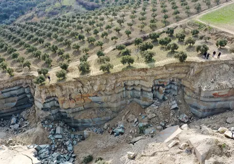 Cutremurul din Turcia a creat un canion de 300 de metri într-o livadă de măslini: „Era ca un câmp de luptă când ne-am trezit”