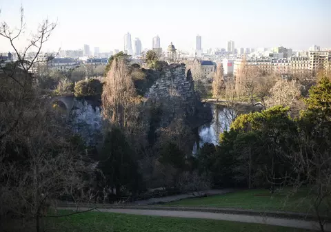 Descoperire macabră într-un parc din Paris. Trupul dezmembrat al unei femei, găsit într-un sac