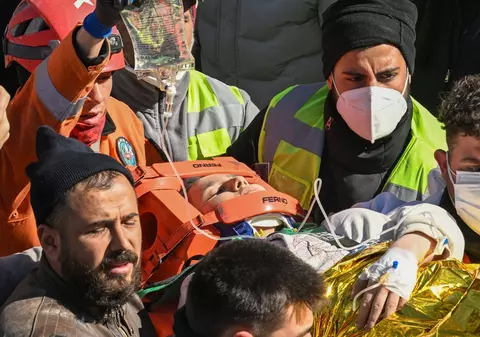 „Salvați-l și pe fratele meu”. Primele cuvinte ale Aleynei Ölmez, fata salvată după 248 de ore de sub ruinele unui bloc, în Turcia