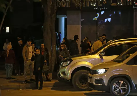 Imagini cu oamenii care au ieșit din case după noile cutremure puternice care au lovit luni regiunea Hatay. VIDEO