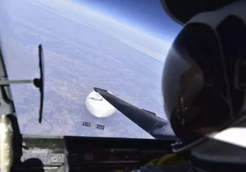 Un pilot american și-a făcut selfie cu balonul-spion al Chinei. Imaginea, publicată acum de Pentagon