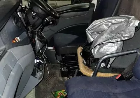 Un român prins în Viena cu un scaun de terasă între locul șoferului și al pasagerului a rămas fără duba cu care venea în țară, de la Manchester