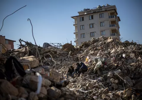Patru persoane au fost salvate de sub dărâmături în Turcia, în timp ce eforturile de căutare continuă la peste 200 de ore de la seisme