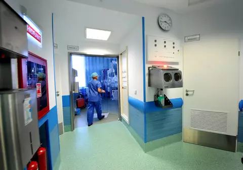 Salariile medicilor, triple faţă de 2014, dar majoritatea posturilor vacante nu au fost scoase la concurs, spune Curtea de Conturi