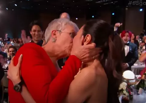 Două actrițe s-au sărutat în fața tuturor la premiile SAG 2023: „Ea e căsătorită și eu am un soț”