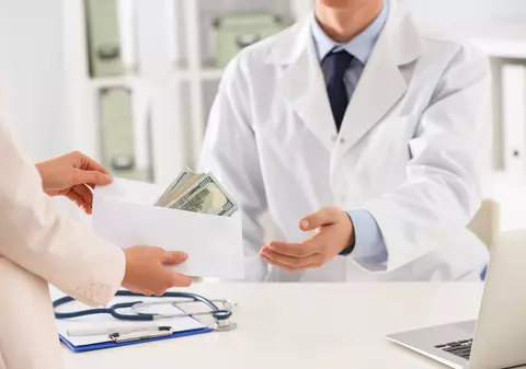 Experți în sănătate publică, despre corupția din sistemul medical: „În alte țări, un medic care ia mită își pierde dreptul de liberă practică”