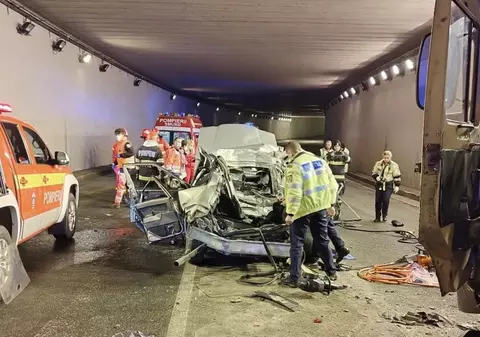 Doi tineri morți în Pasajul Michelangelo din Timișoara, unde un camion a făcut praf mașina condusă cu viteză de un șofer de 18 ani