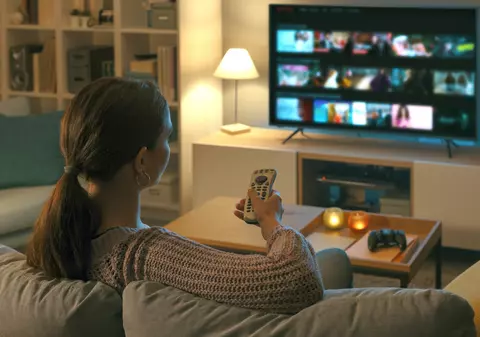 După doi ani de restricții în pandemie, în care românii au stat lipiți de televizoare, în 2022, audiențele TV au luat-o la vale. „Granzii” pierd serios public