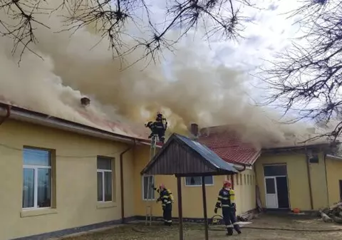 Incendiu la școala din Branişte, județul Olt. Zeci de elevi și profesori s-au evacuat