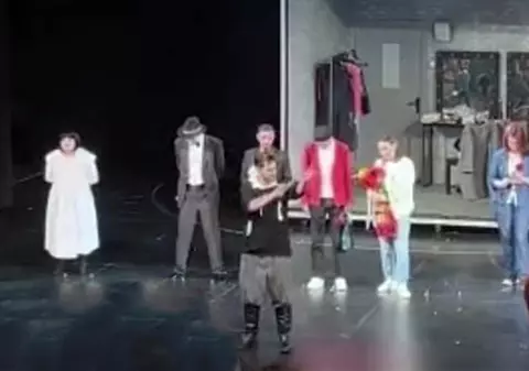 Un actor rus și-a tăiat venele pe scenă, după ce a jucat într-o piesă la teatrul din Ulan-Ude: „Am obosit, nu mai pot”
