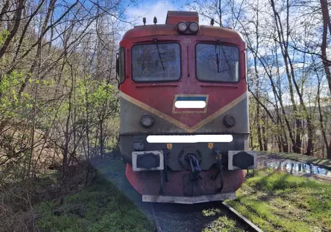 O locomotivă a deraiat în Vâlcea, iar rezervorul ei s-a spart. Aproape două tone de motorină s-au scurs