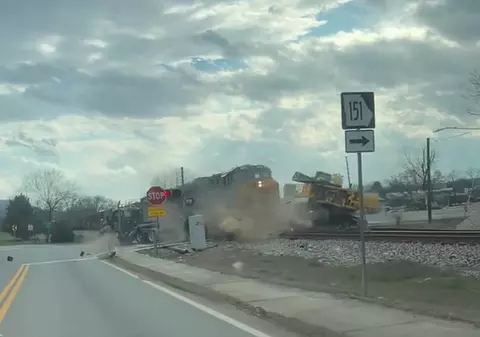 Momentul în care un marfar lovește un camion rămas blocat la o trecere de cale ferată, în SUA