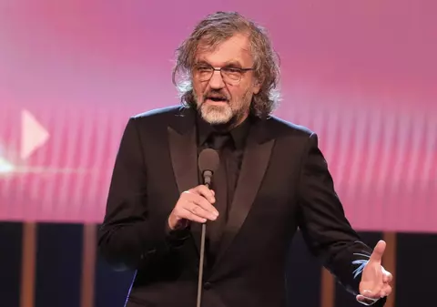 Regizorul sârb Emir Kusturica și-a rupt piciorul, dar anunță că va participa la un festival de film din Rusia