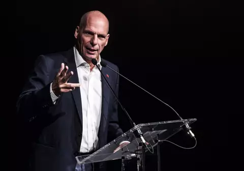 Fostul ministru grec de finanțe, Yanis Varoufakis, bătut cu sălbăticie în centrul Atenei. A ajuns la spital cu răni multiple