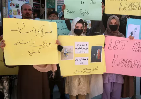 Bărbații afgani revin în universități după vacanța de iarnă, însă nu și femeile