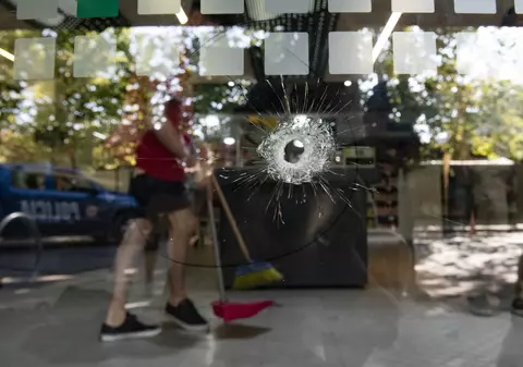 Doi bărbaţi au tras de 14 ori în supermarketul socrilor lui Messi din Rosario și au lăsat un mesaj de ameninţare pentru starul argentinian: „Te aşteptăm”