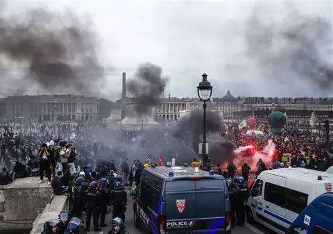 Proteste violente în Franța, după ce Macron a forțat adoptarea legii privind creșterea vârstei de pensionare. „Vom da foc la țară. La propriu"