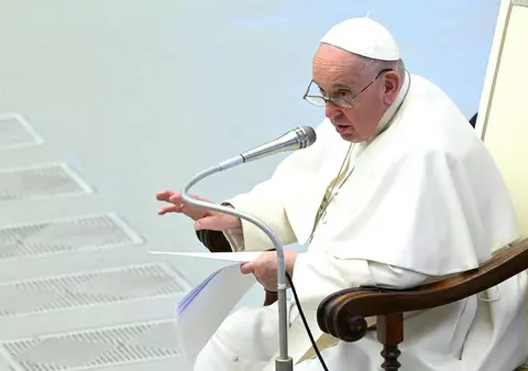 Papa Francisc are bronșită infecțioasă. Medicii de la spitalul unde a fost internat spun că răspunde bine la tratament