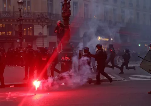Milioane de francezi au ieșit în stradă să protesteze față de reforma pensiilor. Ciocniri violente cu poliția, zeci de arestări