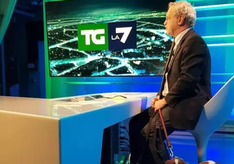 FOTO. Ce nu se vede la televizor. Un prezentator de știri a dezvăluit ce ascundea sub pupitru. „Nu știu dacă pot să mă explic"