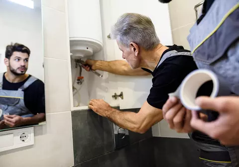 Cât l-a costat pe un instalator din Germania că a purtat un tricou cu litera Z la muncă