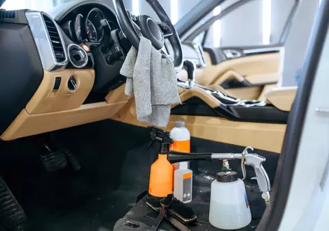 Cum să cureţi în mod eficient interiorul maşinii tale