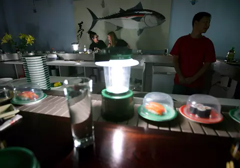 Industria sushi-ului servit pe bandă rulantă, în pericol din cauza clienților „teroriști” din restaurante