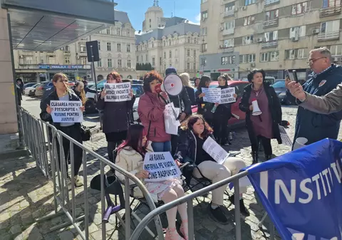 „Am rămas infirmă pe viață. Cine răspunde?”. Protest la Parchet și la Ministerul Sănătății, după clasarea dosarului Burnei