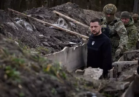 Volodimir Zelenski a vizitat tranșeele din regiunea Sumî, la granița cu Rusia