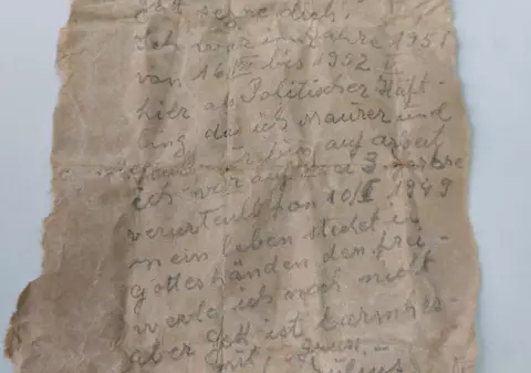 Bilet cu un mesaj emoționant al unui deținut politic, găsit de restauratorii Cazinoului din Constanța în zidurile clădirii