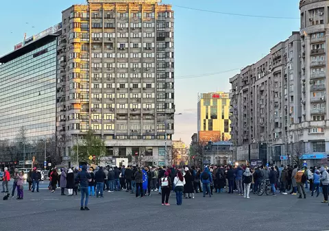 Protest cu zeci de oameni în Piața Victoriei, după ce senatorii au votat pragul de 250.000 de lei pentru abuz în serviciu