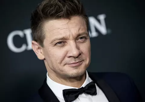 „Am ales să supraviețuiesc”. Jeremy Renner, primul interviu după ce a fost strivit de un plug de zăpadă