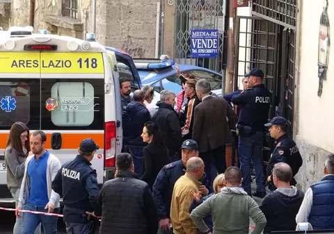 Un român a spart cu ciocanul vitrinele mai multor magazine din centrul unui oraș din Italia