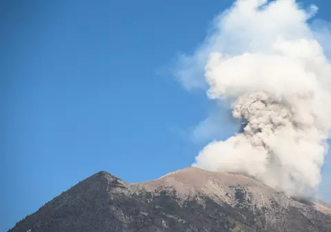 Un blogger rus riscă expulzarea din Insula Bali, după ce a făcut o poză obscenă pe un munte sacru: „M-au amenințat că mă aruncă în acid”