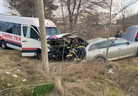 Accident în Eforie Nord. Un microbuz şi o mașină s-au ciocnit