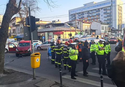 Accident rutier în București. O ambulanță cu pacient, răsturnată după o coliziune cu o mașină