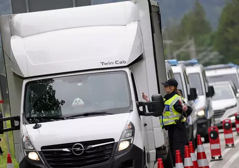 Șoferul român al unei dube supraîncărcate a dat peste un polițist, la granița dintre Austria și Ungaria: „Herr Inspector a fost în punctul mort”