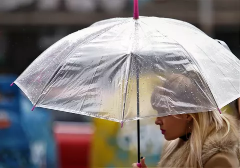 Cod galben de ploi torențiale în 13 județe din est și sud-est. După vremea instabilă vin trei zile de caniculă