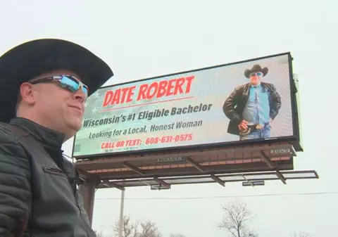 Un american își face publicitate stradală în orașul său, în speranța că își va găsi iubită: „Toate localnicele să apeleze la mine”