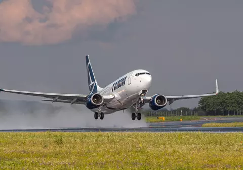 Un avion TAROM s-a întors pe Aeroportul Otopeni, după ce a fost lovit de fulger. Reacția companiei