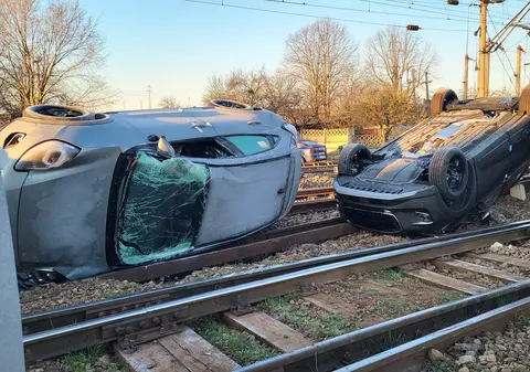Imagini cu mașinile căzute pe șine, după accidentul de la Roșiori. Trenul marfar, lovit de un tren cu pasageri