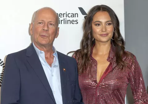 Soţia lui Bruce Willis le-a cerut paparazzilor să îl lase în pace pe actorul care suferă de demență