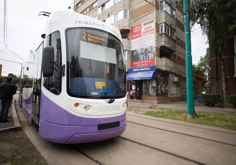 Un bărbat a fost accidentat mortal, după ce a încercat să se prindă din mers de un tramvai, în Timișoara