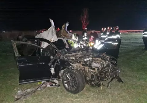Un șofer și un cal au murit la Podu Iloaiei, în Iași. Filmul accidentului cu două mașini și o căruță care traversa noaptea șoseaua