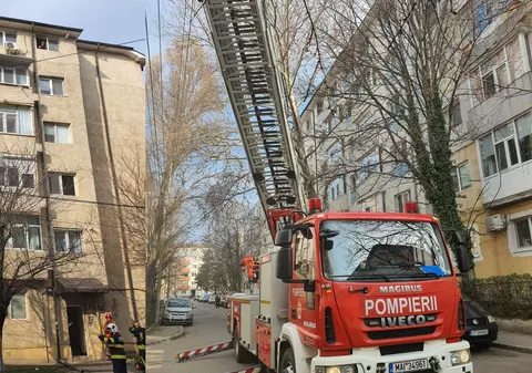 Incendiu într-un bloc din Constanţa. Mai mulți oameni au fost evacuați de pompieri