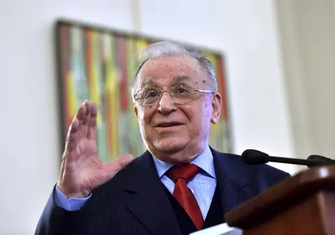 Ion Iliescu la 94 de ani, după moartea scriitorului Dinu Săraru: „Nemurirea lui e garantată”