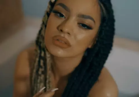 Iubita lui Mario Mutu, goală în cadă. Mara G își promovează dezbrăcată noua melodie