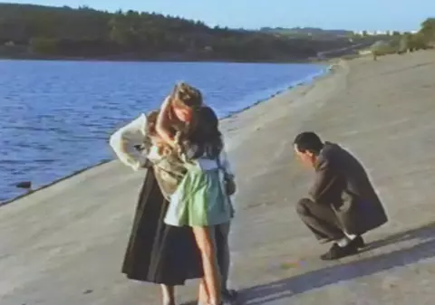 Un film de neratat: Copiii s-au filmat pentru mamele plecate la muncă în Vest. „Femeile dispăreau de pe strada noastră”