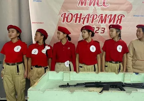 La un concurs de frumusețe din Siberia, fete de 14-17 ani au fost puse să asambleze și să dezasambleze puști Kalașnikov